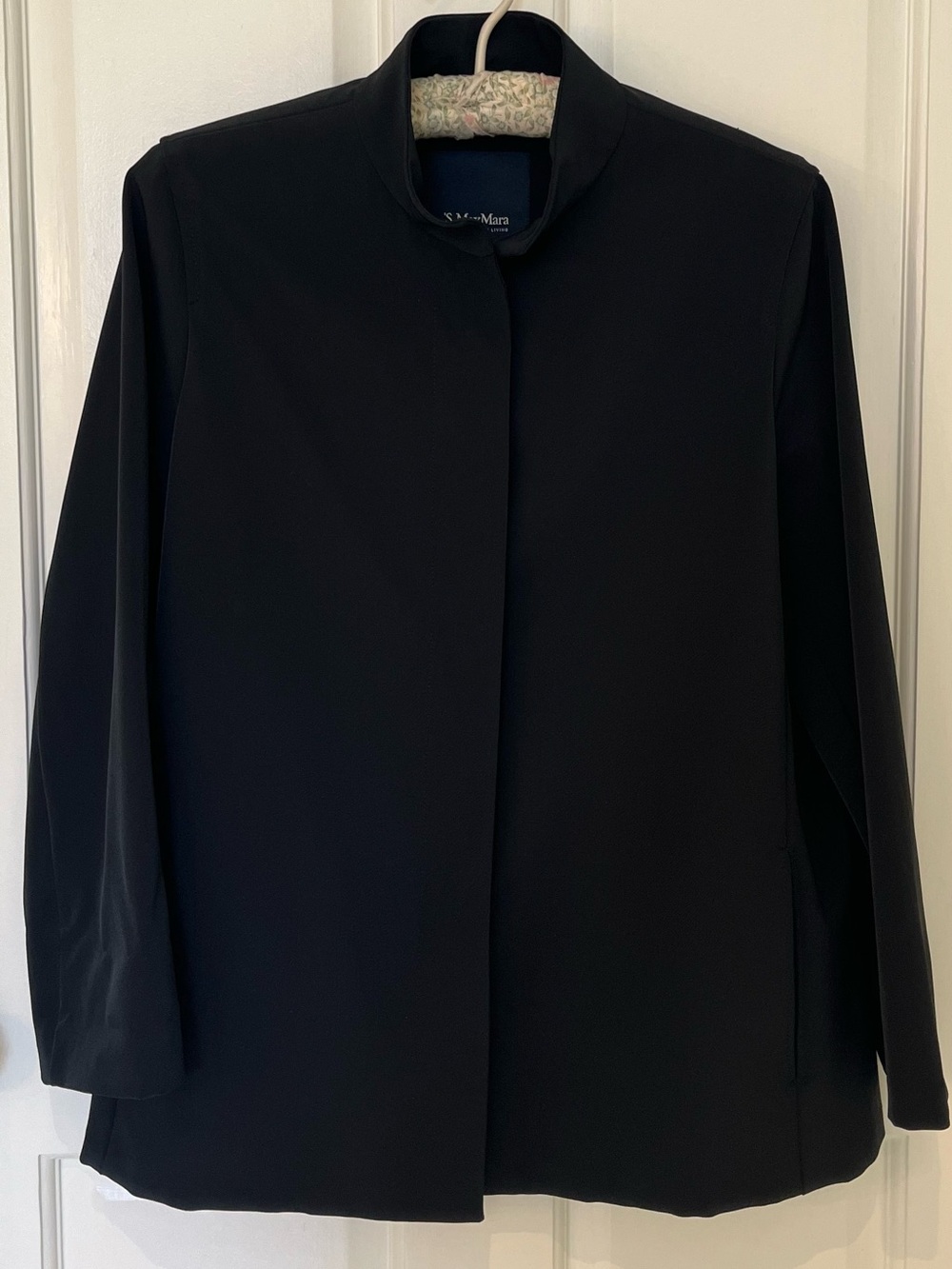 Simple elegance. Black MaxMara jacket with Mandarin collar. Sz M